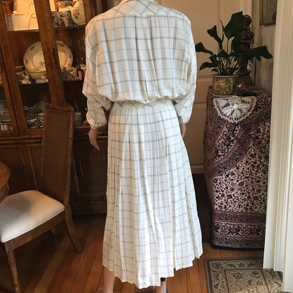 SOLD!! Host Pick! 🎉🎉 Eileen West Shirt Dress Soft White w/Gray Pearl Buttons - Picture 5 of 6